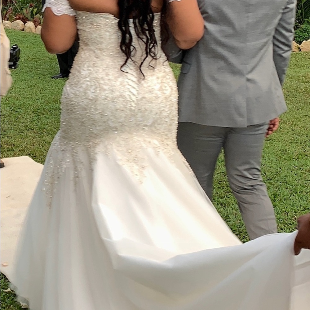 Amazing wedding dress!